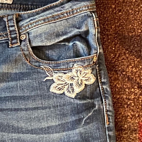 Jeans Nwot Charme Ladies Cropped Capri Jeans With Floral Embroidered